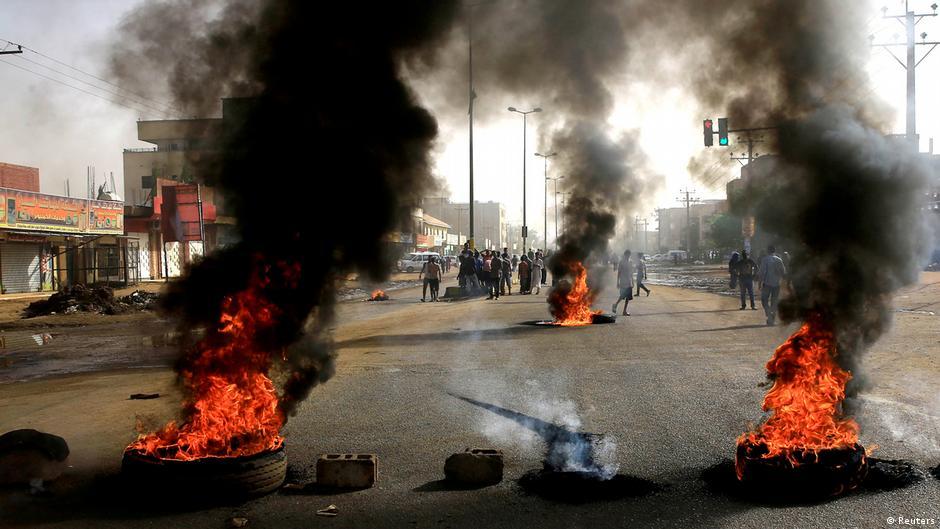 50 سوريّاً عالقون في منزل بالسودان.. والنظام يتجاهلهم