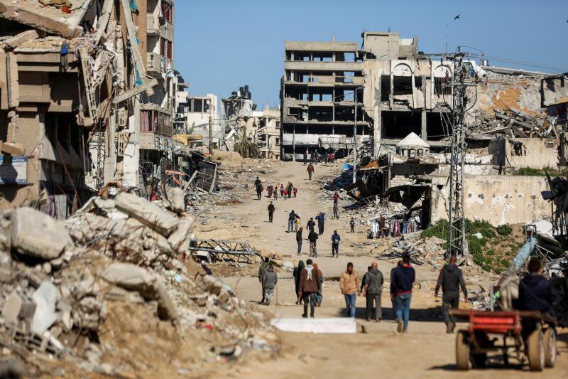 لوموند: من الأسد إلى نتنياهو ومن حماة إلى غزة.. سياسة واحدة لإخضاع المدن العربية