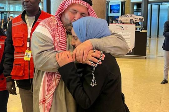 الطفلة السورية "حلا" تلتقي والدها بعد فراق 10 أعوام (صور)