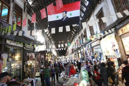 انهيار الليرة السورية يتسبب بتوقف عشرات المحال التجارية عن العمل في دمشق