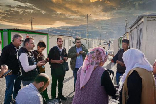 صحفيين أجانب يزورون مناطق الزلزل في تركيا