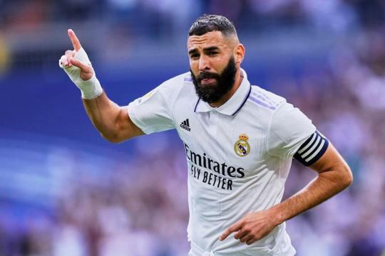 بنزيما يحسم موقفه بخصوص البقاء مع ريال مدريد