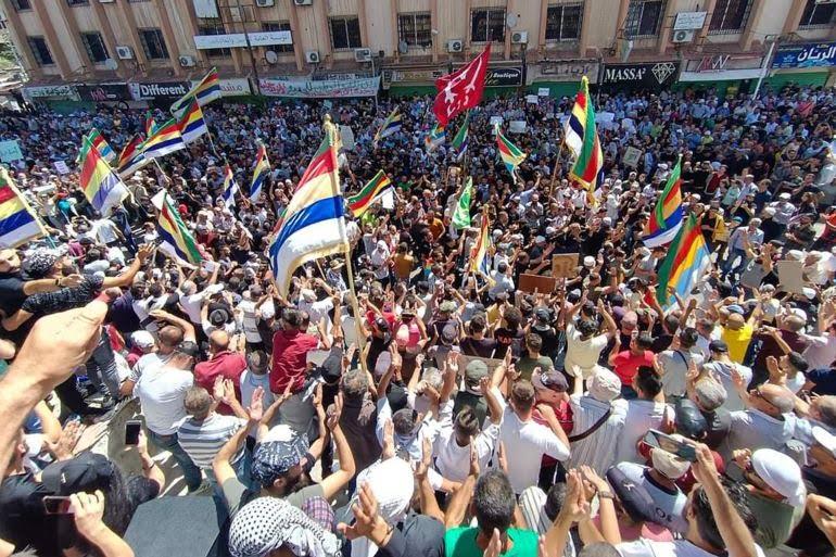 مظاهرات حاشدة في السويداء تأكيداً على استمرار الحراك السلمي ضد النظام السوري