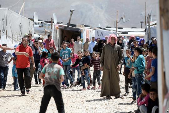 اللاجئون السوريون يبحثون عن حلول مستحيلة في لبنان.. وحالة هستيريا من وجودهم