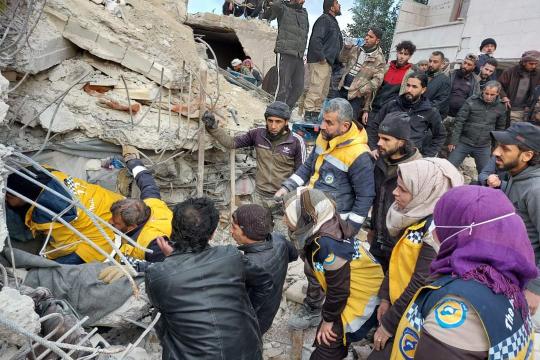 الدفاع المدني يُوثِّق انتشال 515 جثة من مدينة جنديرس شمال حلب