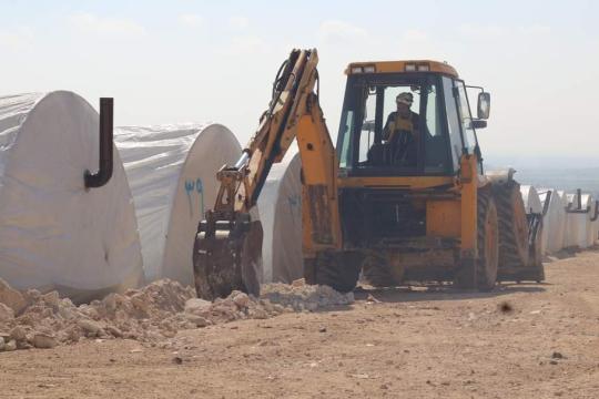 فِرَق الدفاع المدني تُواصل إزالة الركام وتُتلف قنبلة عنقودية شمال سورية