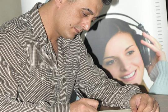 بعد شائعات تدهور حالته الصحية.. الكاتب السوري سامر رضوان يرد: أنا بخير وكفى