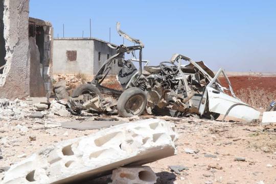قذائف النظام السوري تصيب مدنياً وتحرق سيارته في "كفر نوران" بريف حلب