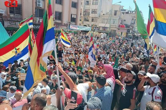 ساحة الكرامة في السويداء تمتلئ عن بكرة أبيها بالمتظاهرين المطالبين برحيل الأسد