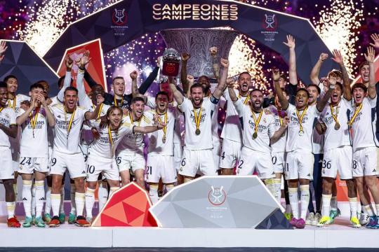 ريال مدريد يهزم برشلونة برباعية ويُتوَّج بلقب السوبر الإسباني