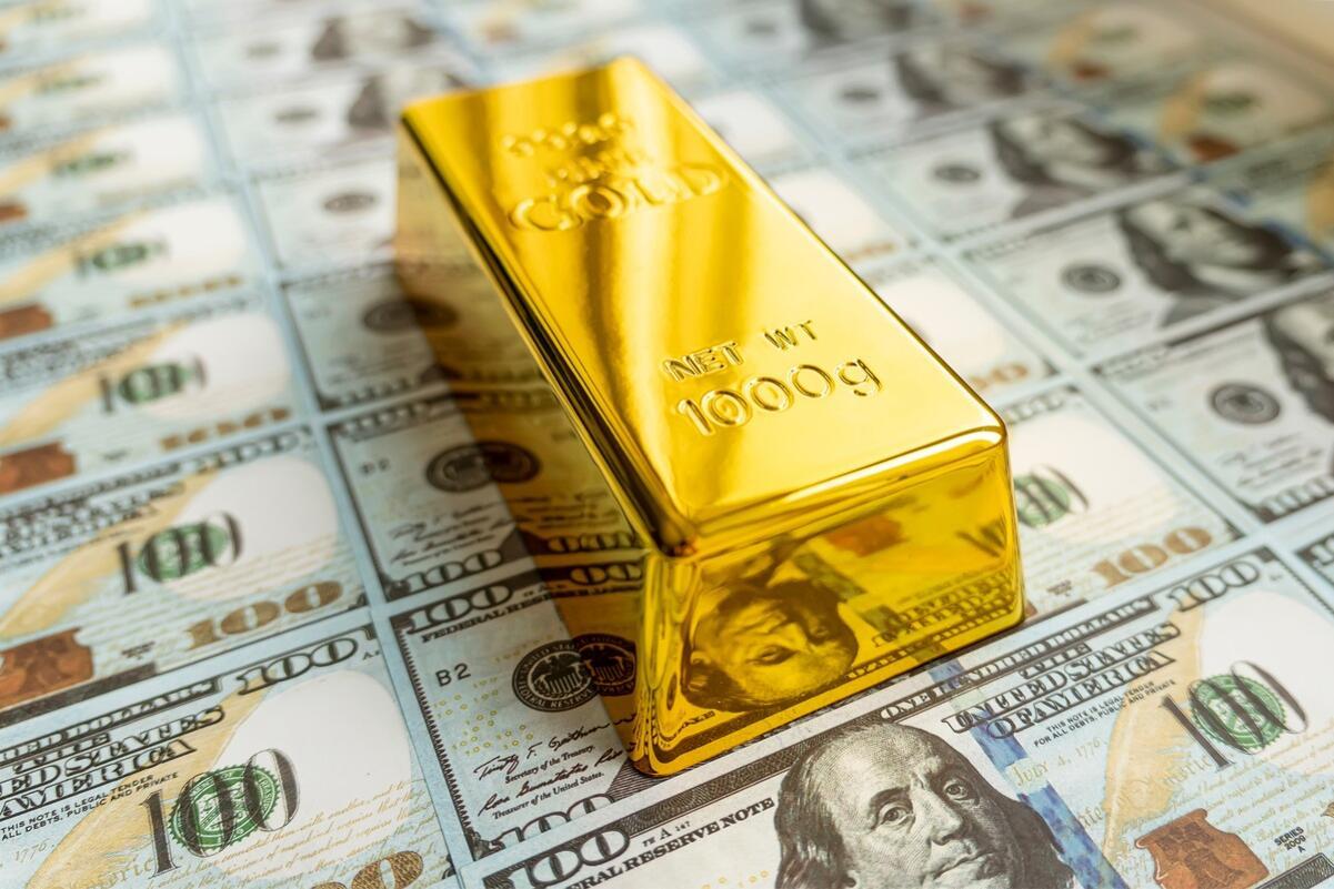 انخفاض جديد لليرة السورية أمام الدولار.. وارتفاع الذهب مستمر 