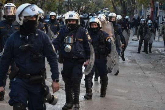 صحيفة إسبانية تتهم الشرطة اليونانية بسرقة أموال طالبي اللجوء قبل إعادتهم إلى تركيا