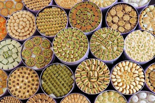 الحلويات ممنوعة على الأهالي في مناطق سيطرة النظام السوري