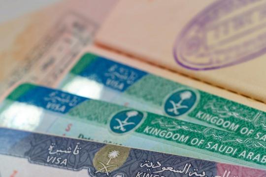 السعودية توقف منح تأشيرة العمرة للسوريين