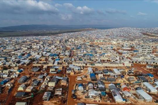 نازح سوري يحول خيمته إلى مصنع للألبان والأجبان في سرمدا شمال سوريا