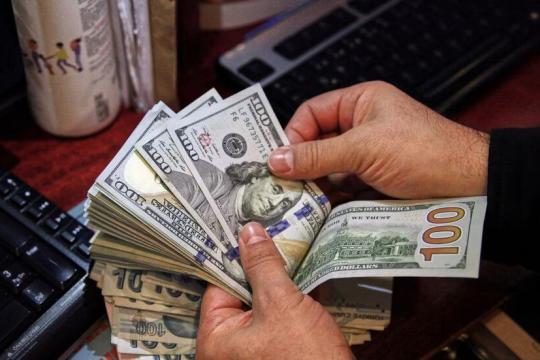 الدولار يتخطى الـ7500 ليرة سورية.. أسعار صرف العملات والذهب اليوم الاثنين 