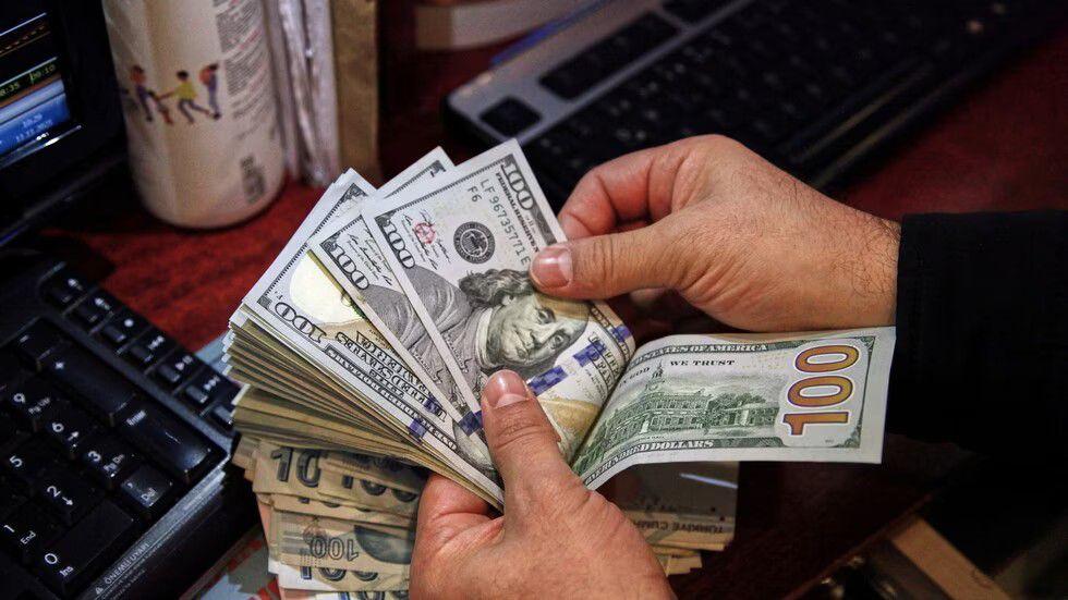 الدولار يتخطى الـ7500 ليرة سورية.. أسعار صرف العملات والذهب اليوم الاثنين 