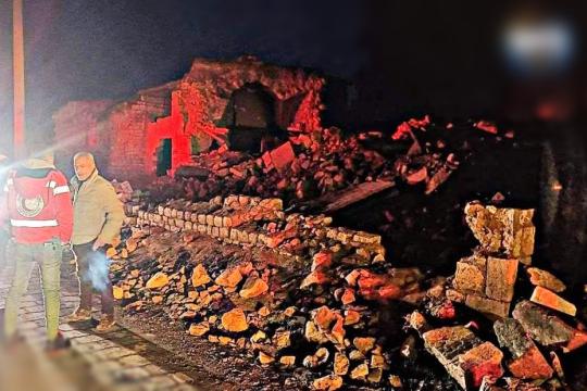 قتيل وجريح إثر انهيار مبنى سكني في حلب