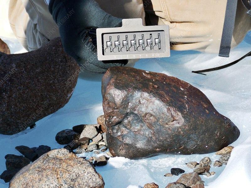 باحثون يعثرون على أكبر حجر نيزكي خلال القرن الأخير في القارة القطبية الجنوبية