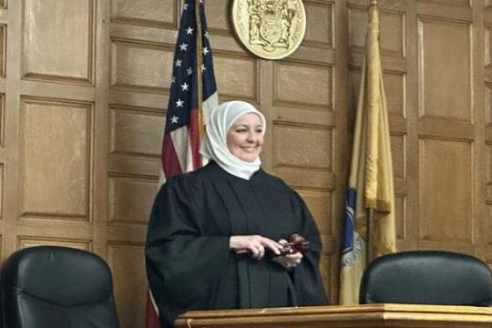 أقسمت على القرآن.. أول قاضية سورية محجبة في تاريخ الولايات المتحدة