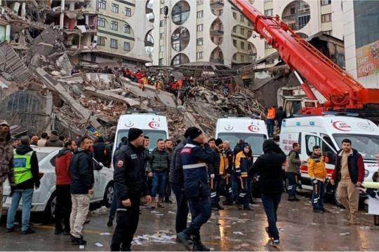 منظمات حقوقية توثق اعتداءات طالت سوريين أثناء الزلزال في تركيا