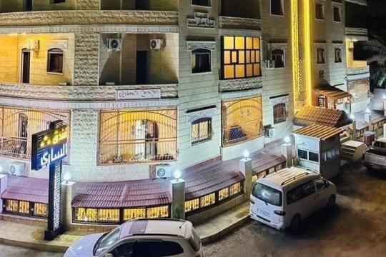 لفتة إنسانية.. مأدبة إفطار جماعي لعمال النظافة في مدينة الرقة