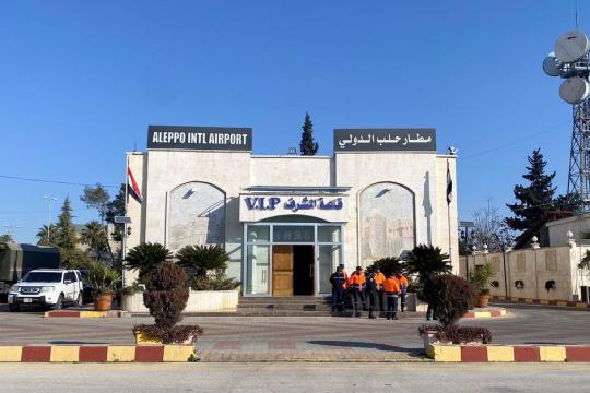 غارات إسرائيلية تُخرج مطار حلب عن الخدمة