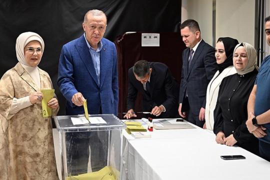 أردوغان يُدلي بأول تصريح عقب مشاركته في الجولة الثانية من الانتخابات الرئاسية التركية