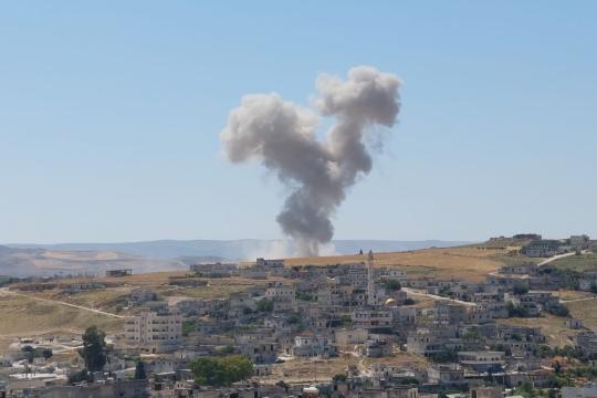 روسيا تقصف سوقاً في جسر الشغور غرب إدلب وتُوقع مجزرة فيه 