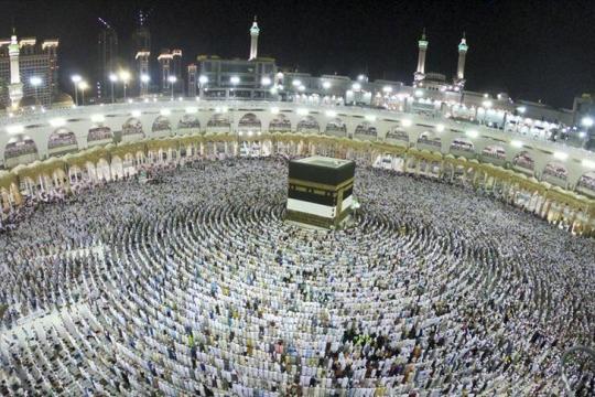 حجاج بيت الله يتجهون إلى منى لقضاء يوم التروية 