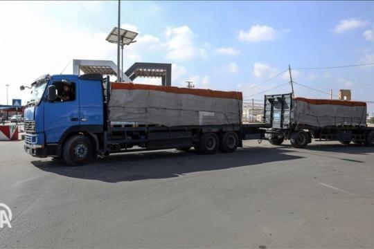 الهلال الأحمر الفلسطيني يؤكد دخول عشرات الشاحنات الإغاثية إلى قطاع غزة