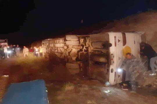 حادث سير على طريق "دمشق - حمص" يُوقع 25 قتيلاً وجريحاً