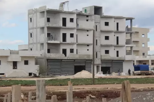 بعد العفو العامّ.. حكومة الإنقاذ تُصدر مرسوماً بإعفاء المباني السكنية من الرسوم شمالي سورية