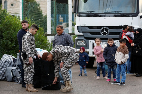 ”رويترز”: الفرقة الرابعة اعتقلت سوريين رحلهم لبنان قسراً