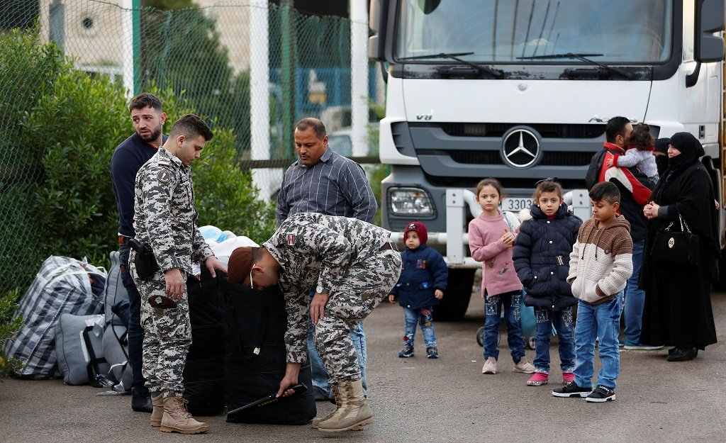 ”رويترز”: الفرقة الرابعة اعتقلت سوريين رحلهم لبنان قسراً