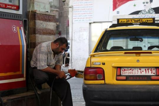 بعد المازوت.. حكومة النظام السوري ترفع أسعار البنزين