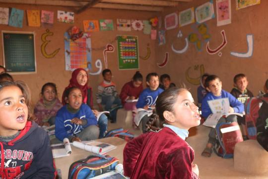 يذهبون لتعلُّم مهن شاقة.. طلاب مخيم الركبان محرومون من التعليم بعد المرحلة الابتدائية