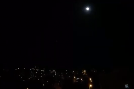 الظلام الدامس يعم بلدات بريف دمشق بسبب انقطاع التيار الكهربائي