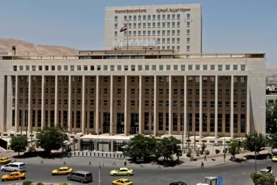 المصرف المركزي يُلزم الحجاج بمناطق سيطرة النظام بتسديد الرسوم بالدولار