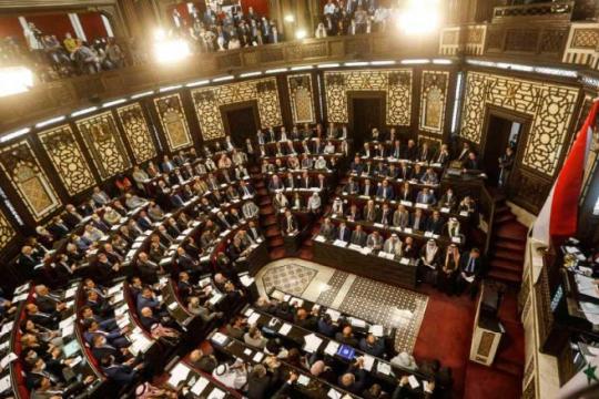 نائب في برلمان النظام السوري يحذر من وصول الليرة السورية لـ10 آلاف مقابل الدولار