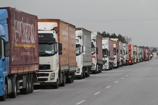 استهداف مطارَيْ حلب ودمشق يدفع الأمم المتحدة لتعليق مساعداتها الإنسانية