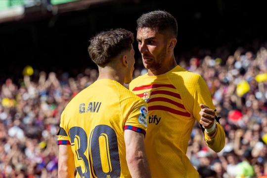 برشلونة يجتاز أتلتيكو مدريد ويبتعد بصدارة الدوري الإسباني