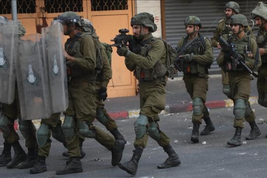 الجيش الإسرائيلي يقتل ويعتقل عشرات الفلسطينيين في مجمع الشفاء بقطاع غزة