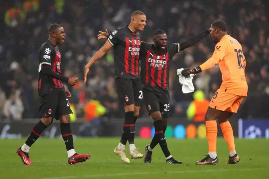 ميلان يبلغ ربع نهائي دوري أبطال أوروبا للمرة الأولى منذ 11 عاماً