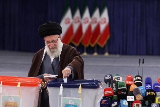 إيران تُحدّد موعد الانتخابات الرئاسية المبكرة